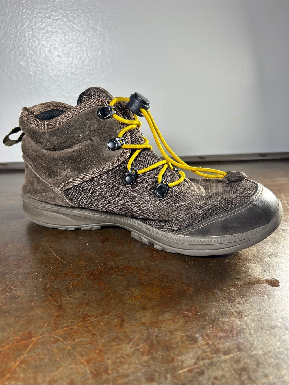 Columbia Kids Waterproof Brown Hiking Boots with Yellow Bungee Laces Boys Size 4 - Picture 3 of 13